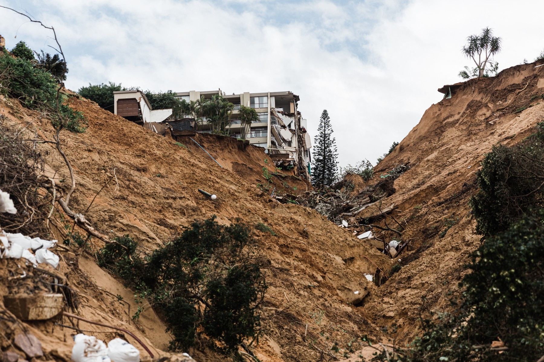 s of April 2022, which claimed 544 lives. A general view of a mudslide that damaged houses and infrastructures in April 2022 is seen on May 22, 2022 during heavy rains and winds in Umdloti north of Durban, on May 22, 2022. Floods, mudslides and rainstorms struck the South African port city of Durban and surrounding KwaZulu-Natal province. (Photo by RAJESH JANTILAL / AFP)