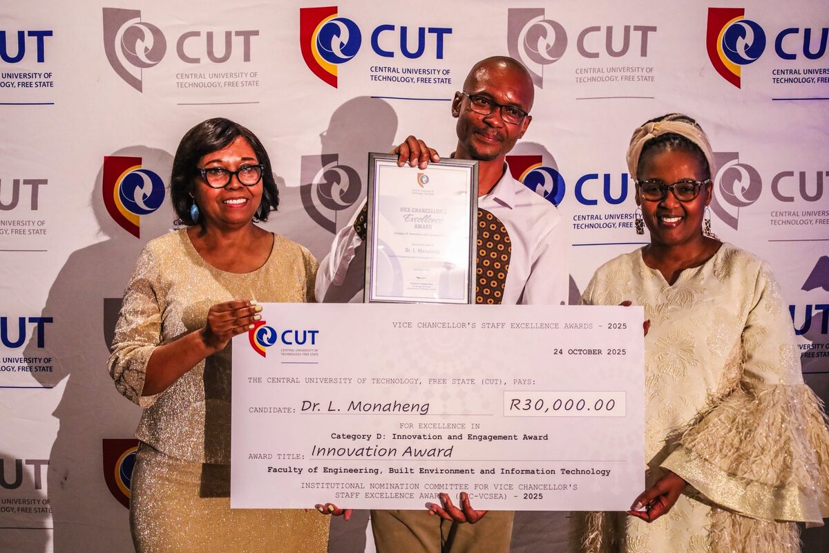 University rewarded staff members lauded for their contribution