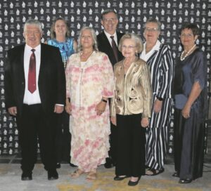 Ses vereer vir bydrae tot Afrikaanse erfenis