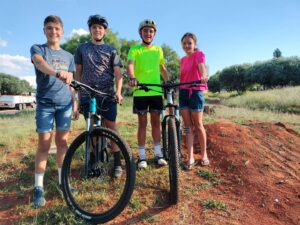 Kinders bou hul eie fietsrybaan in parkie in Bloemfontein