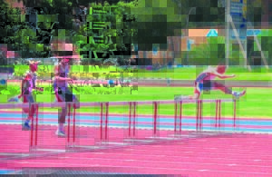 Jong atlete skop stof in mededingers se oë op byeenkoms