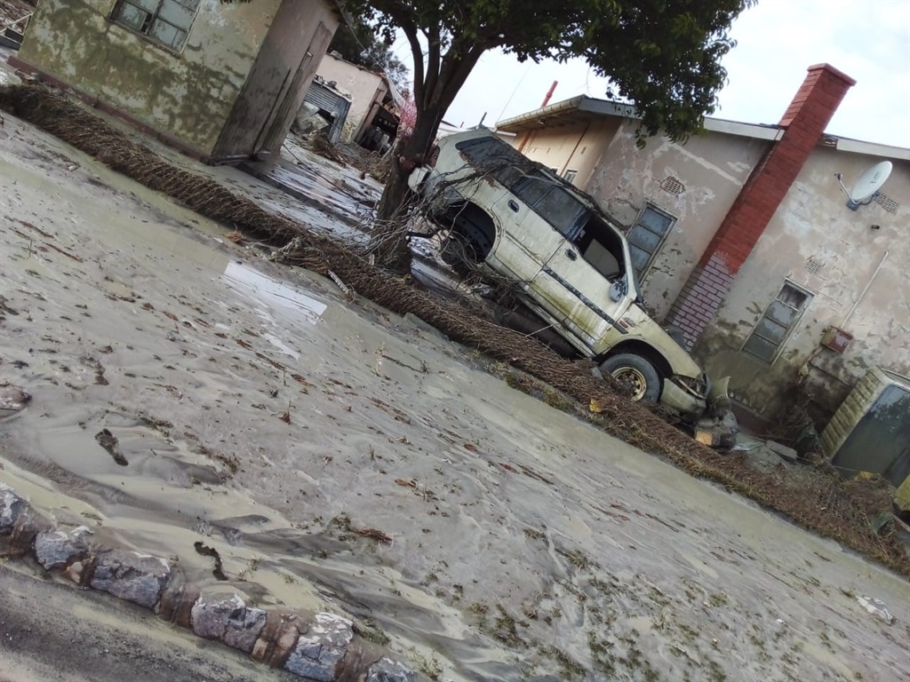 Slikwater het deur Charlesville en Itumeleng gevlo