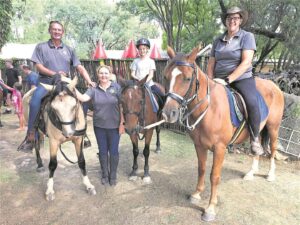 Ruiters gallop plesierig saam en geniet natuur