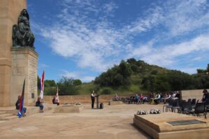 Eer gebring by monument