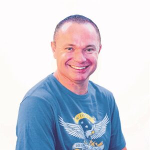 Skrywer se vlerke sprei nou wyer, verder