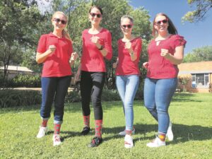 Inwoners verf stad rooi