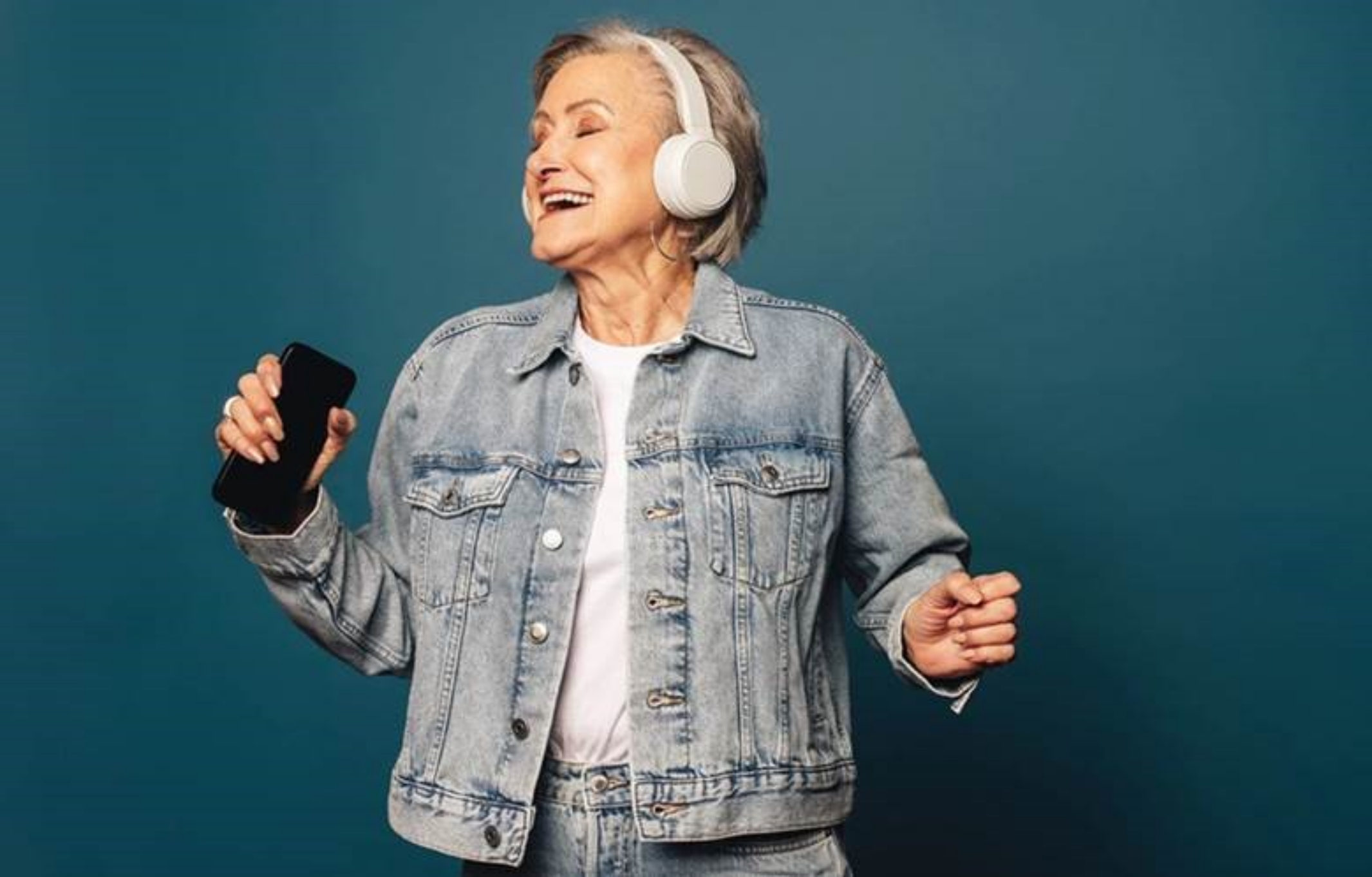 Cor Uys en ATKV bied 'n musiekkompetisie aan vir seniore ouer as 50, wat hulle talent erken en beklemtoon.