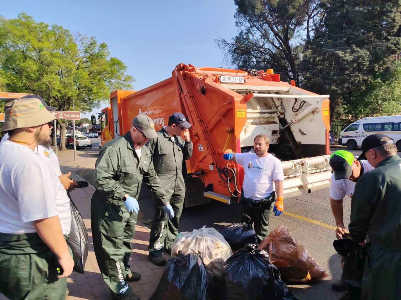 AfriForum se personeel laai vullis op.