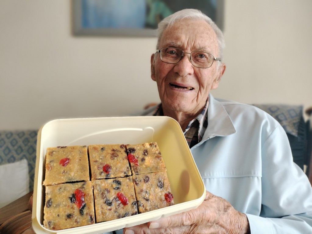 Oom Boet du Plessis (96) bak nog vrugteblokkies vir tuisnywerhede. 