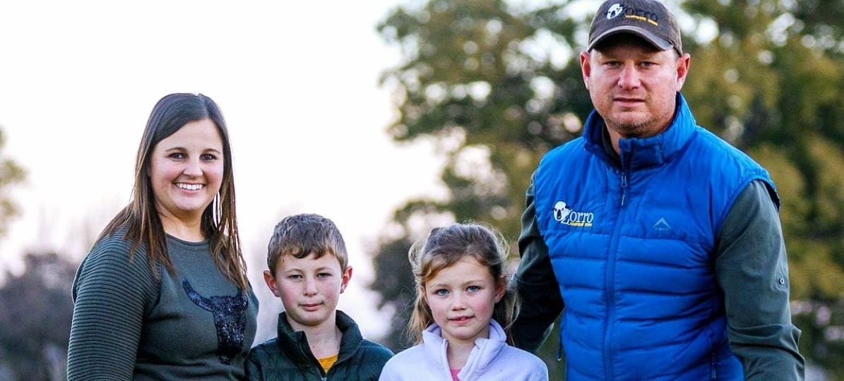 ‘n Boer uit die Kroonstad-distrik is vanjaar as die nasionale Lamb Champs-kampioen bekroon. Hennie Jonker en sy gesin van Zorro Hampshire Down-stoetery buite Kroonstad, was oorstelp van vreugde toe hy as die algehele wenner in die gewilde kompetisie aangewys is. Van links is Lize-mari, Liam (10), Miané (8) en Hennie Jonker. Foto:Verskaf