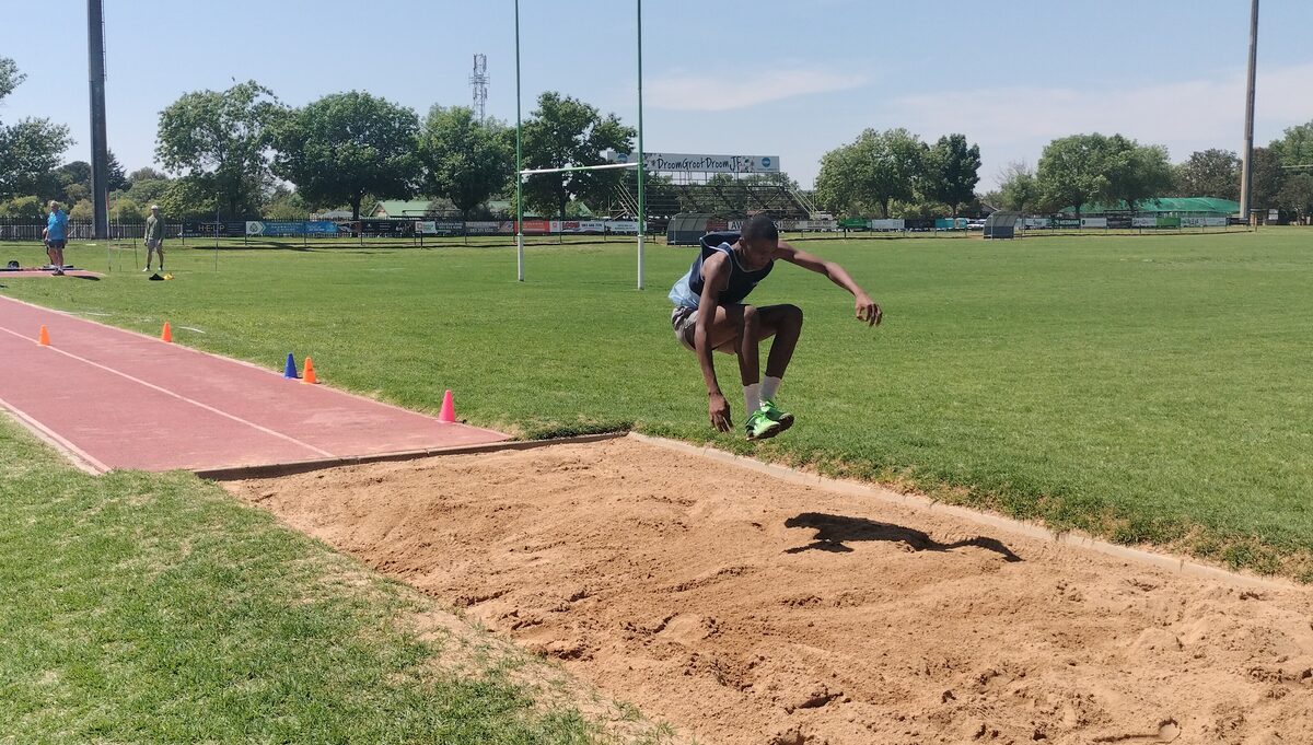 Atletiekafrigters en topatlete saam by werksessie