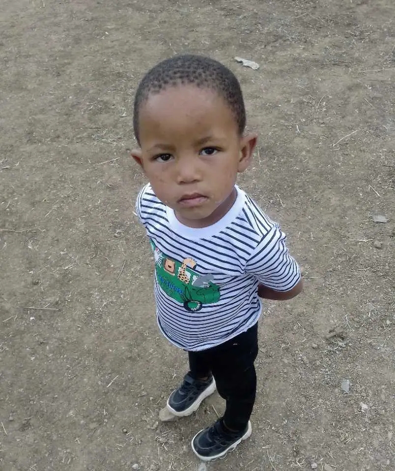 Onkarabetse Leeuw (5). die neef van klein Katleho Joy Leeuw (3) wat onlangs wreedaardig in Glen vermoor is,word nou reeds dae lank vermis.