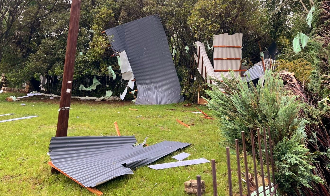 ‘n Hewige storm met swaar reën en wind het Vrydag 31 Oktober,net na 19:30 Rosendal getref en verskeie inwoners dakloos gelaat. Foto: Bonni Meyer