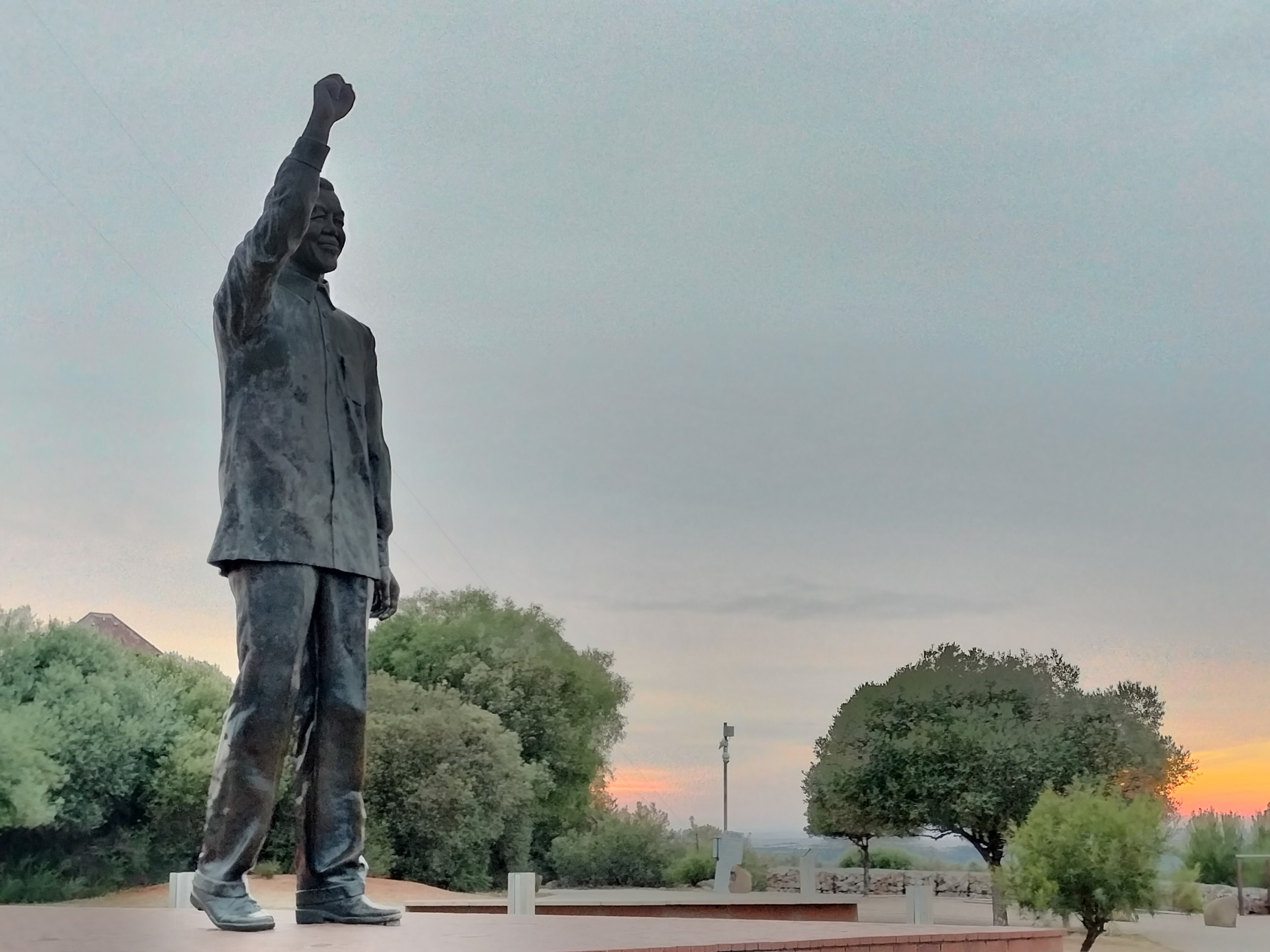 Die standbeeld van oudpresident Nelson Mandela by die uitkykpunt op Naval Hill in Bloemfontein.