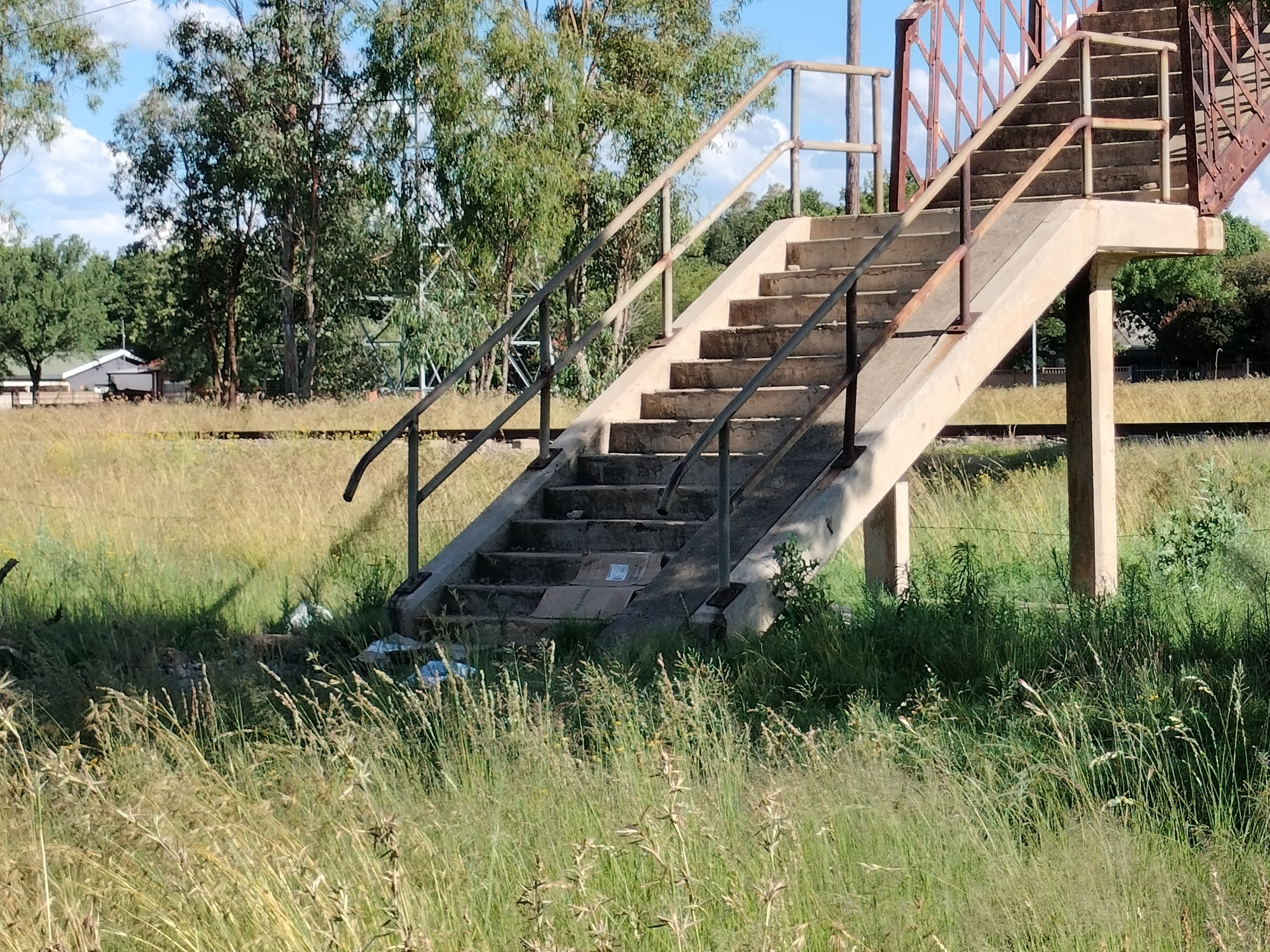 Die gemeenskap vra 'n heining om kinders te beskerm teen treine in Bloemfontein.