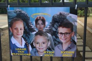 Jong man in hof ná botsing waarin drie skoolkinders sterf