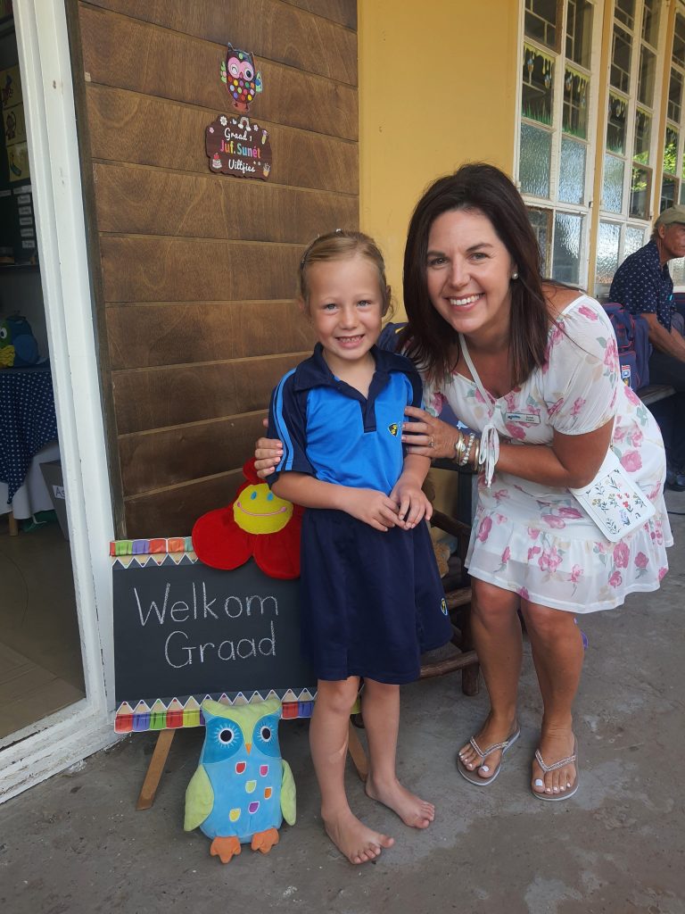 Linéze Dean van die Fichardtpark Laerskool saam met haar juffrou Sunet Fowler.