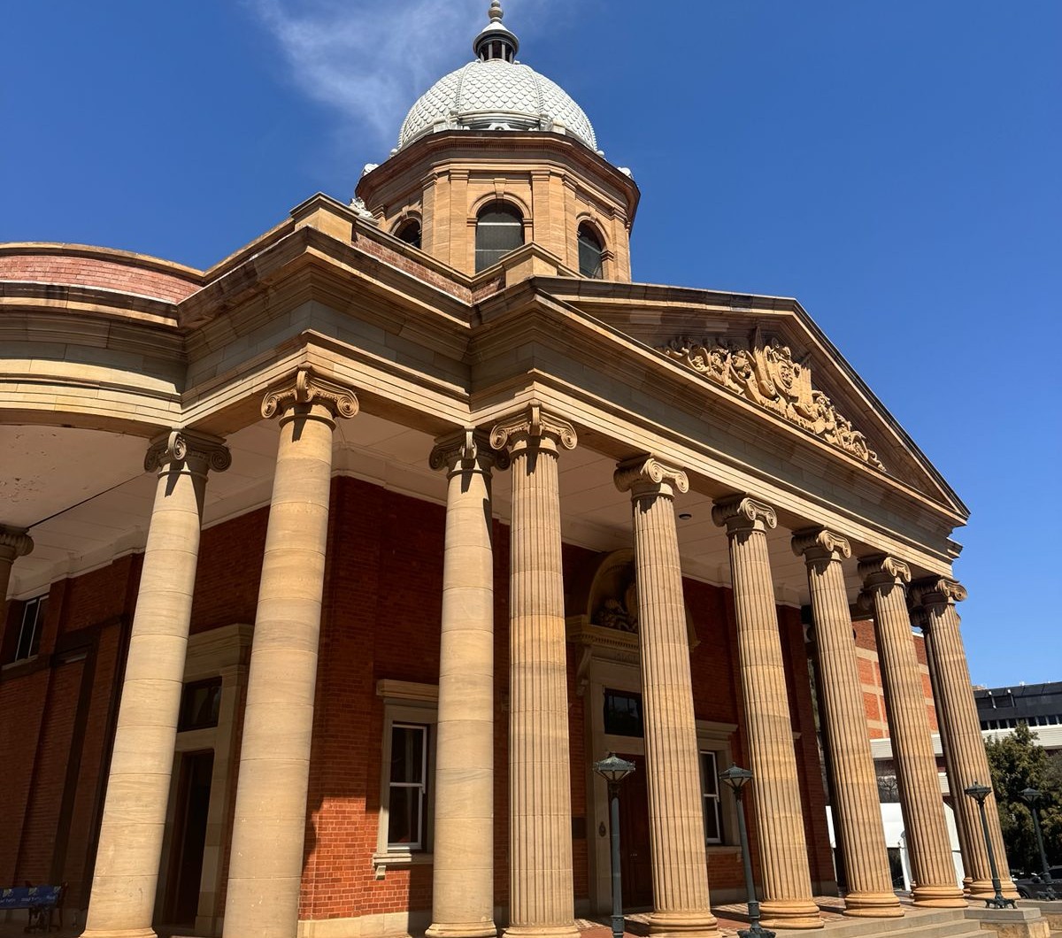 Die historiese Vierde Raadsaal wat tydelik gesluit is vir herstelwerk.