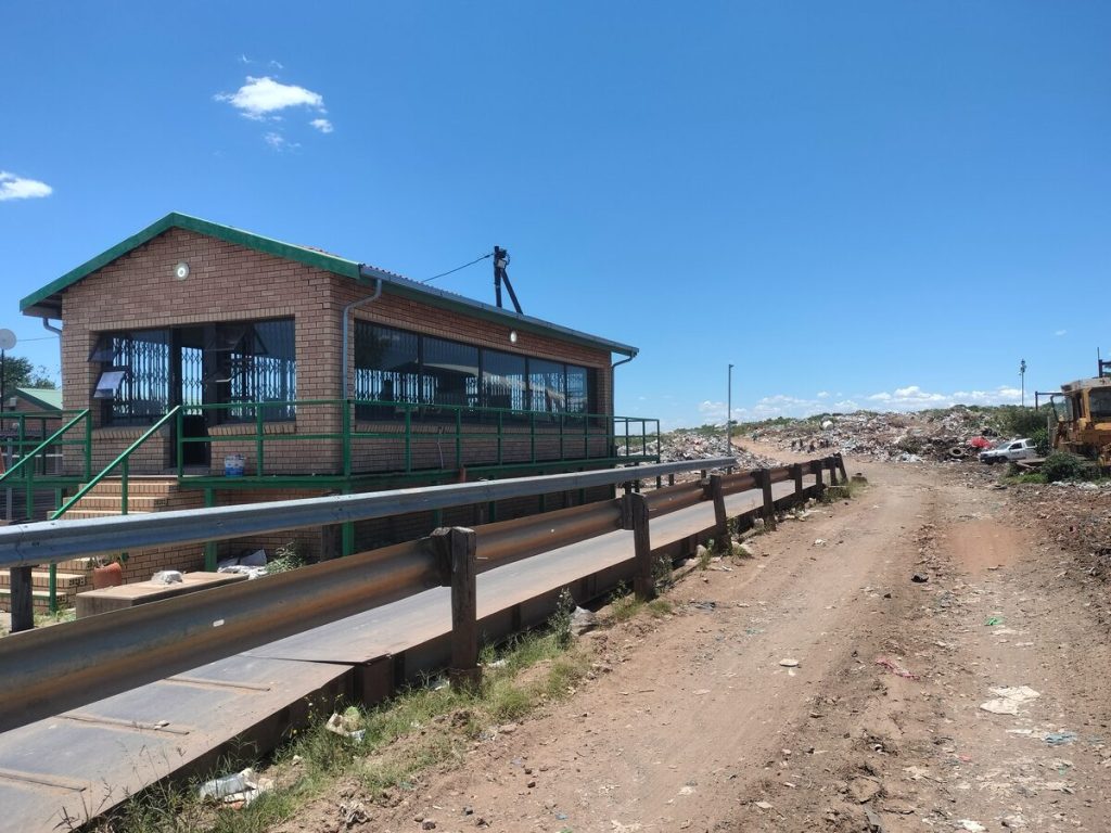 Die weegbrug en kantoor op die noordelike stortingsterrein. Klagtes word gereeld oor die twee stortingsterreine van die Mangaung-metro gelug.