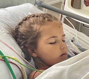 Janique (8) herstel ná operasie om gewas uit haar nek te verwyder