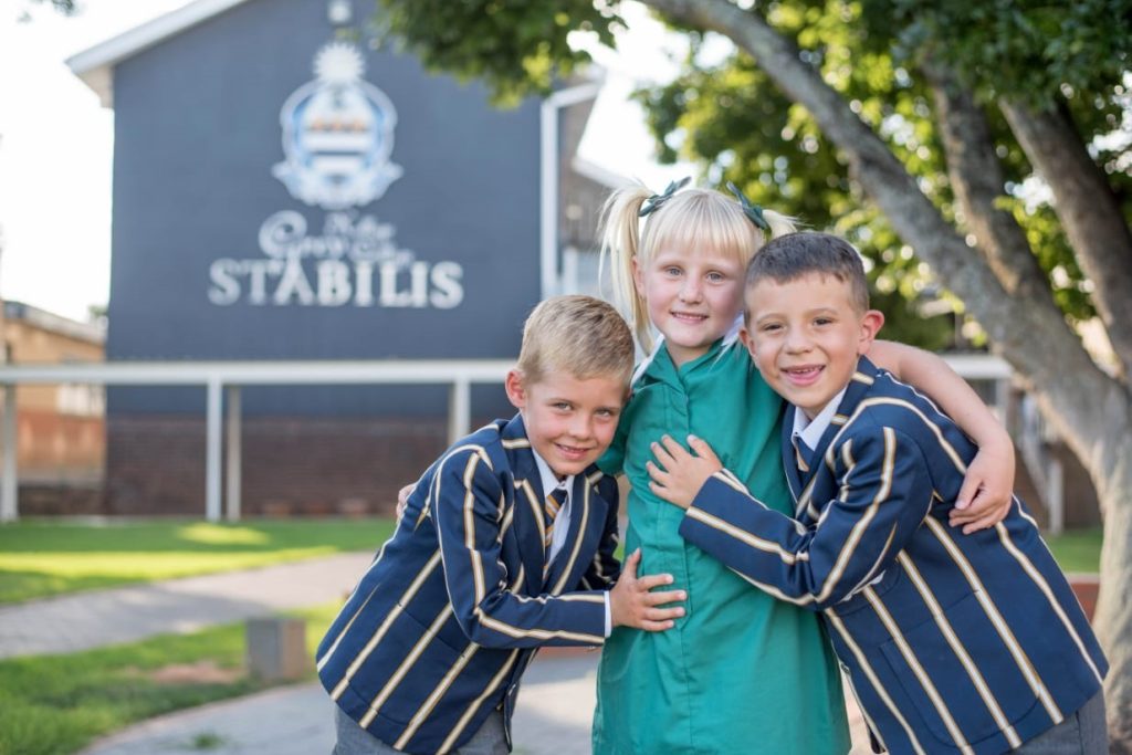 Hierdie drie rakkers is al maatjies vandat hulle 18 maande oud is, en Woensdag 14 Januarie het hulle saam met hul skoolloopbane begin by onderskeidelik Grey-kollege en Eunice Primary School. Hulle is van links Eben Myburg, Heidi Booyens en Ryan Cronje. FOTO: Verskaf​​