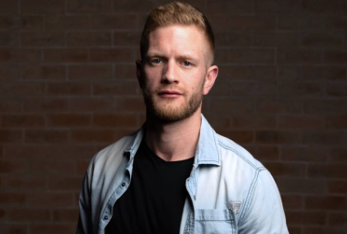 Diepe Waters-akteur Abel Knobel is op die kassie te sien waar hy as energieke driekampatleet Liam 'n nuwe dinamiek na Boskruin bring.
