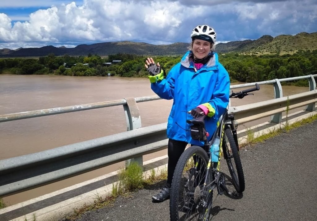 'n Biokinetikus van Bloemfontein ry nou 1 000km op 'n fiets tot in Kaapstad om geld in te samel vir akademiese en sportontwikkeling.