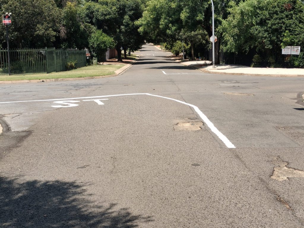 'n Stopstraat wat deur 'n inwoner in Hippocrenestraat geverf is omdat daar geen verkeerstekens is om verkeer met die gevaarlike kruising met Gasconyweg te reguleer nie. FOTO: Lientjie Mentz