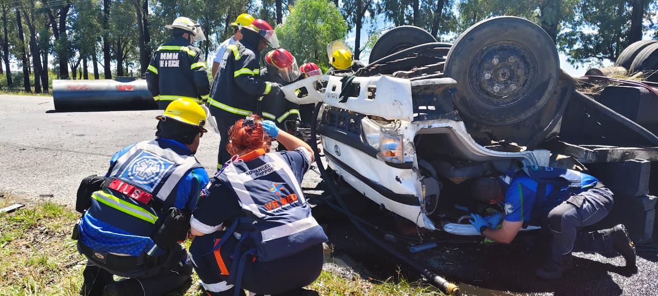 Noodreddingswerkers op die toneel van 'n ongeluk op die R702. FOTO: VR Med