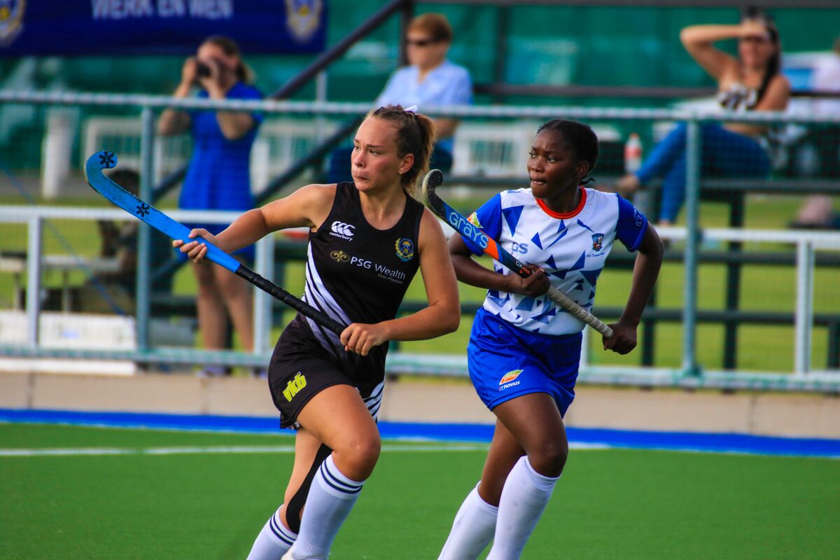 Ansuri Adlem van die Hoërskool Sentraal en Tshire Thekiso van Goudveld tydens die skole se kragmeting tydens die Wesgrow Sentrale Skole Sportreeks die naweek.