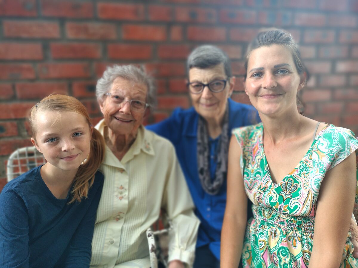 Vier geslagte byeen: Van links is Leane Barnard (10), oumagrootjie Phoebe Hewett, Lesley Barnard en haar dogter Phoebe Barnard (31)