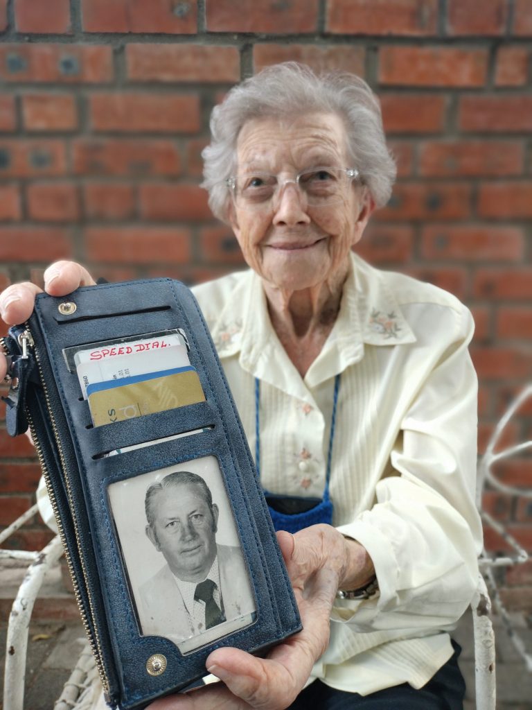 Ouma Phoebe Hewett met 'n foto van haar oorlede man, Neville