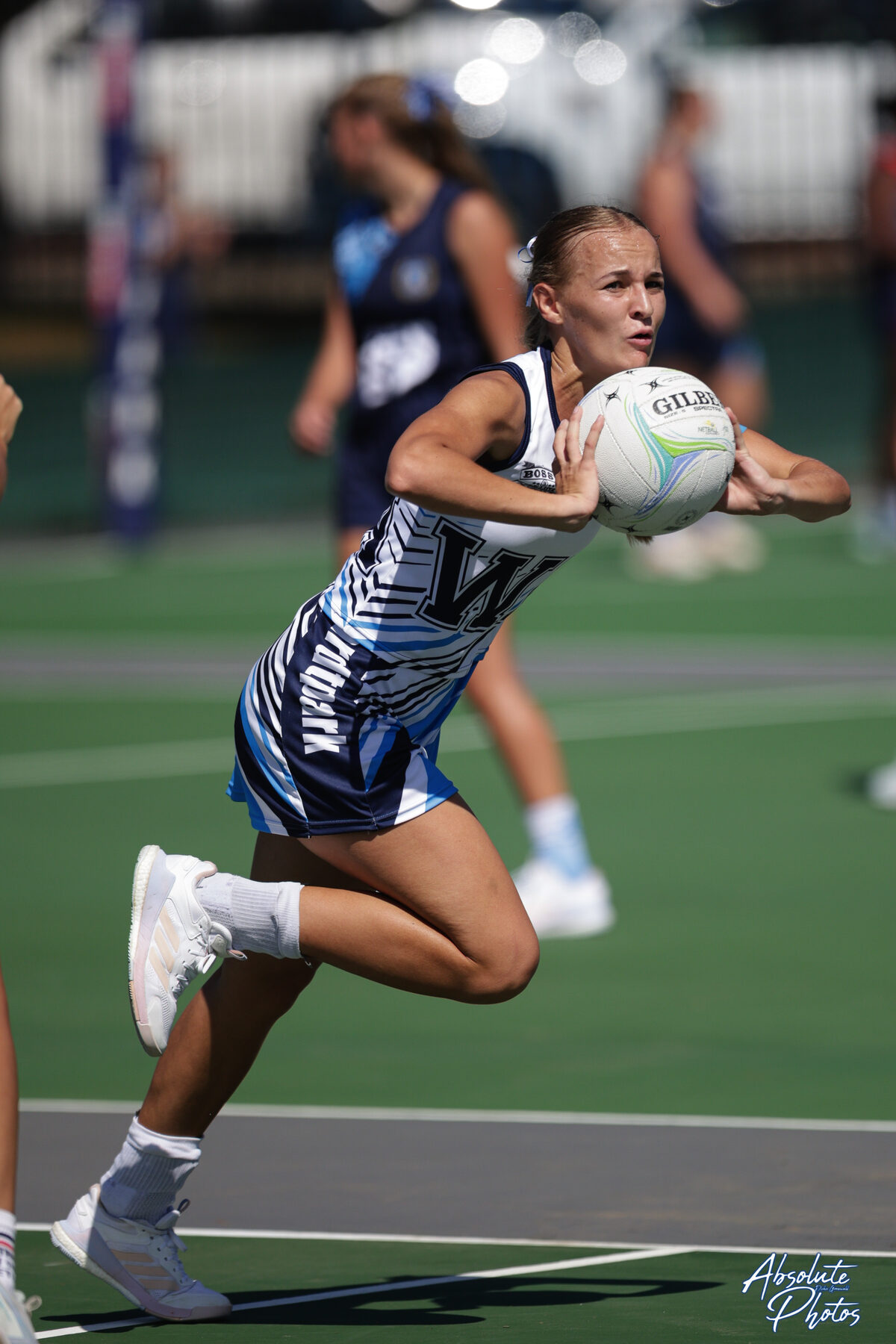 Leilani Gertenbach met die bal in die Hoërskool Fichardtpark se eerste netbalspan se wedstryd teen Trio.