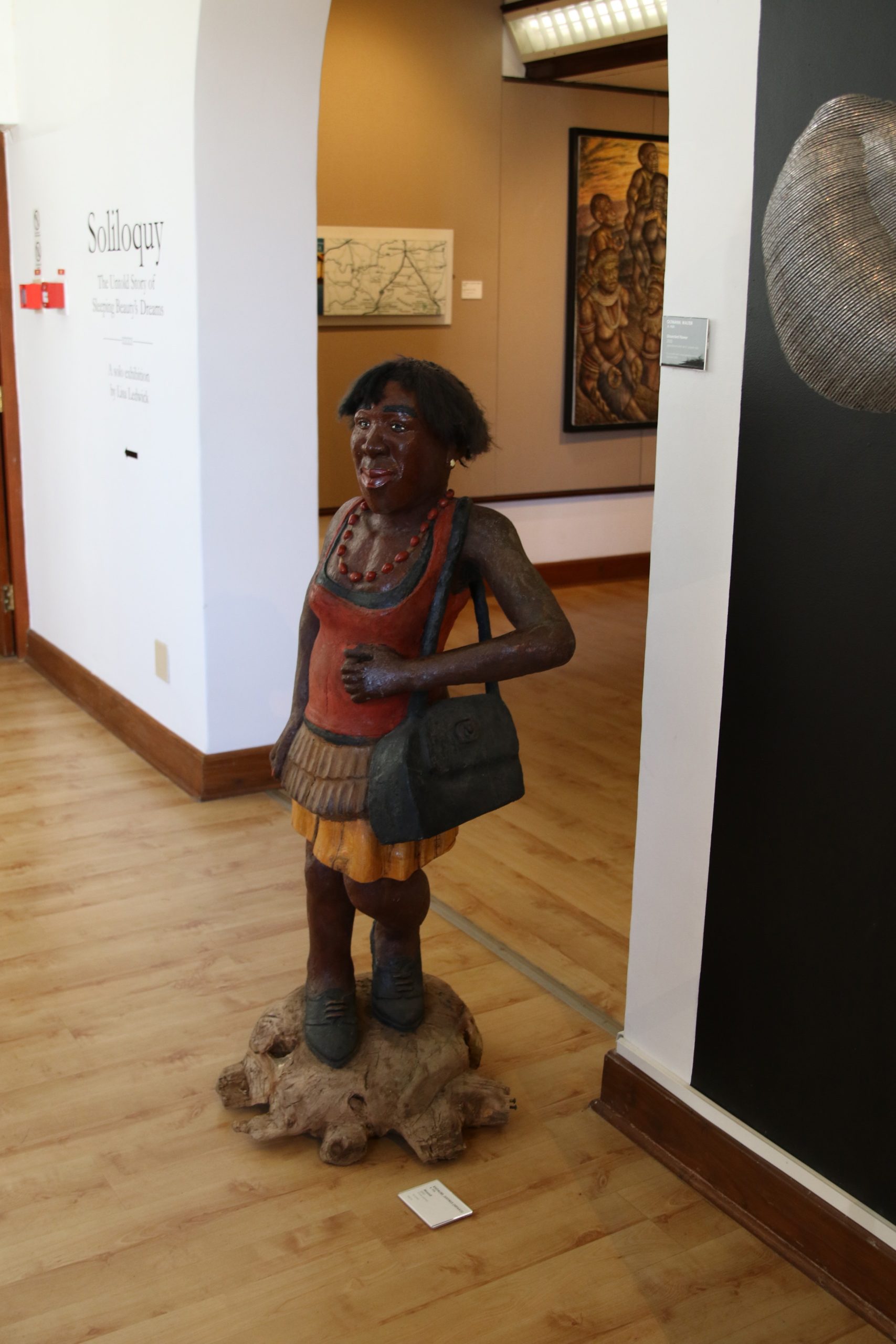 The "On the Arm of Every Woman" exhibition highlights female empowerment through historical handbags and contemporary art, extended until April 2026.