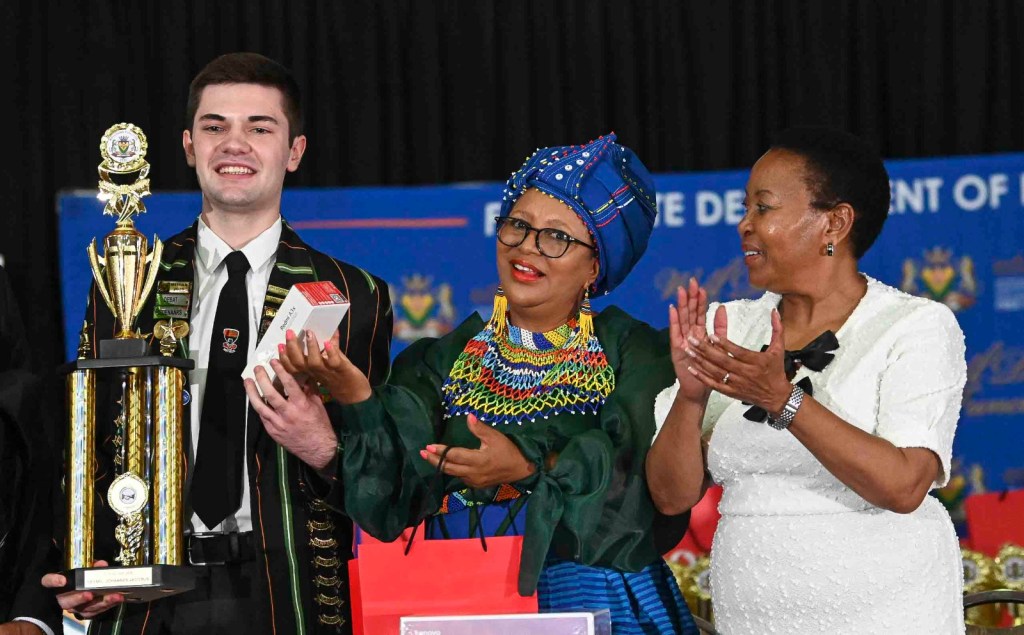 Jaco Deysel van die Hoërskool Jim Fouché in Bloemfontein is as die nommer een matrikulant in die Vrystaat vir 2025 aangewys. Hier is hy saam met MaQueen Letsoha-Mathae (Vrystaatse premier) en Dr. Julia Maboya (LUR vir Onderwys in die Vrystaat). FOTO: Verskaf