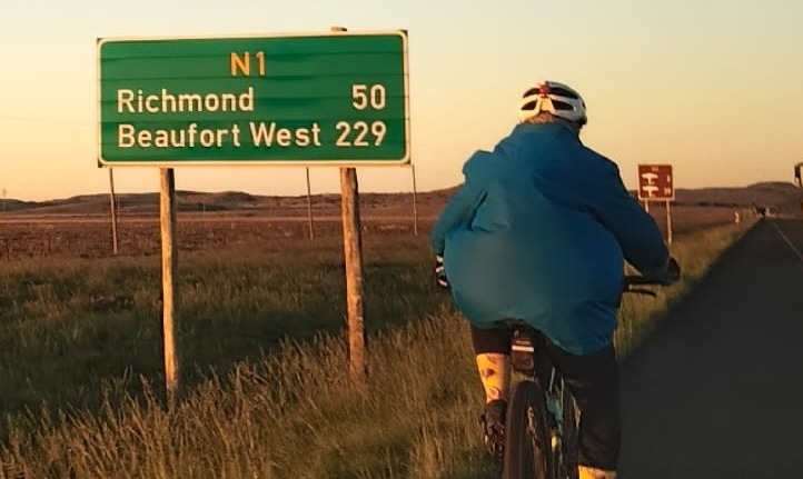 Bea Labuschagne (22) op haar fiets op pad Kaap toe.