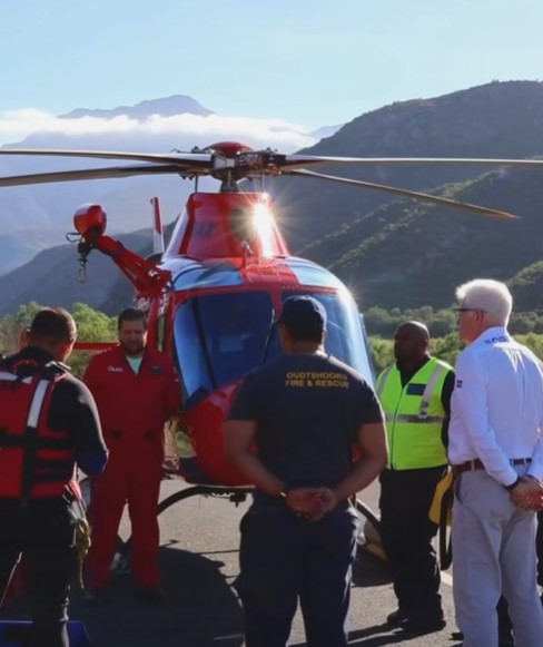 Alan Winde by Meiringspoort na oorstromings.