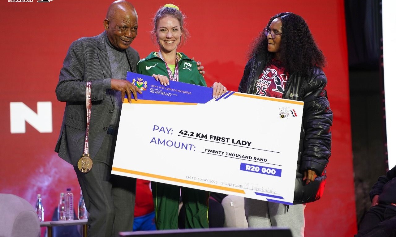 Arouchelle Nieuwenhuis (middle), being presented with a cheque by Gregory Nthatisi, Mayor, and Free State MEC for Sport, Arts, Culture and Recreation Beauty Sifuba.