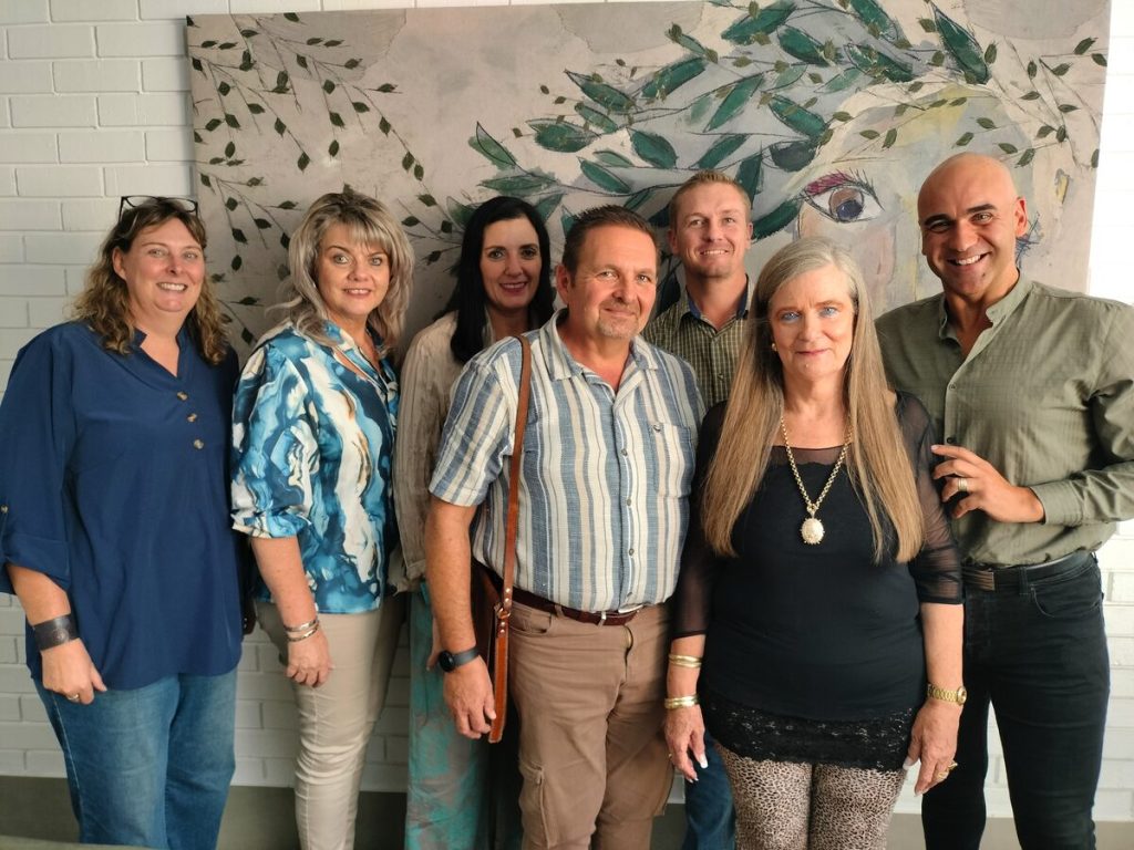 Die Kersfonds-komitee is van links Lientjie Mentz (BloemNuusExpress), Jeannine van Zyl (Die Papier), Elmarie Prinsloo (gemeenskapsverteenwoordiger), ds. Jannie Smith (voorsitter van die komitee), Coenie Taljaard (Engo), Betsie Roux (gemeenskapsverteenwoordiger) en De Wet Claassens (Engo).  FOTO: Anne-Marie Nel