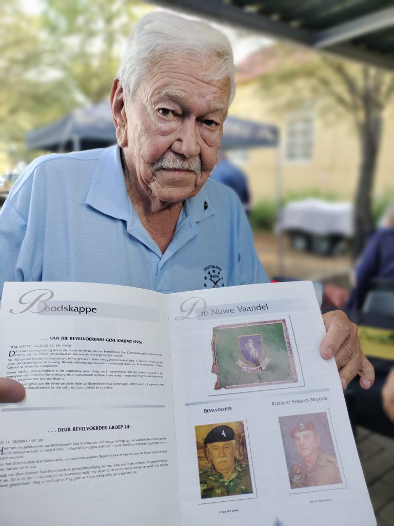 Herman Lötter (92) wat 24 jaar die bevelvoerder van die Bloemfontein-kommando was, is een van die oudste lede van die Castiglione Moths. Hier is hy met die gedenkboek van dié kommando met sy foto in.