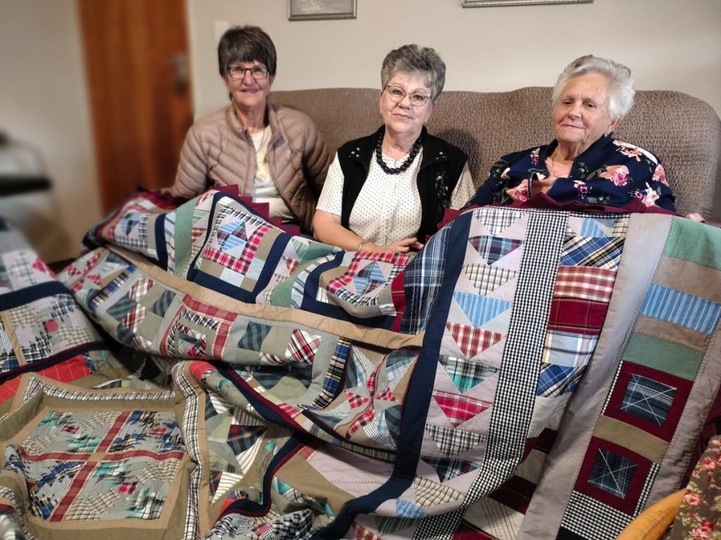 By die kosbare kwilt is van links Janet Conradie, Hannetjie le Roux en Annatjie Smith. FOTO: Lientjie Mentz