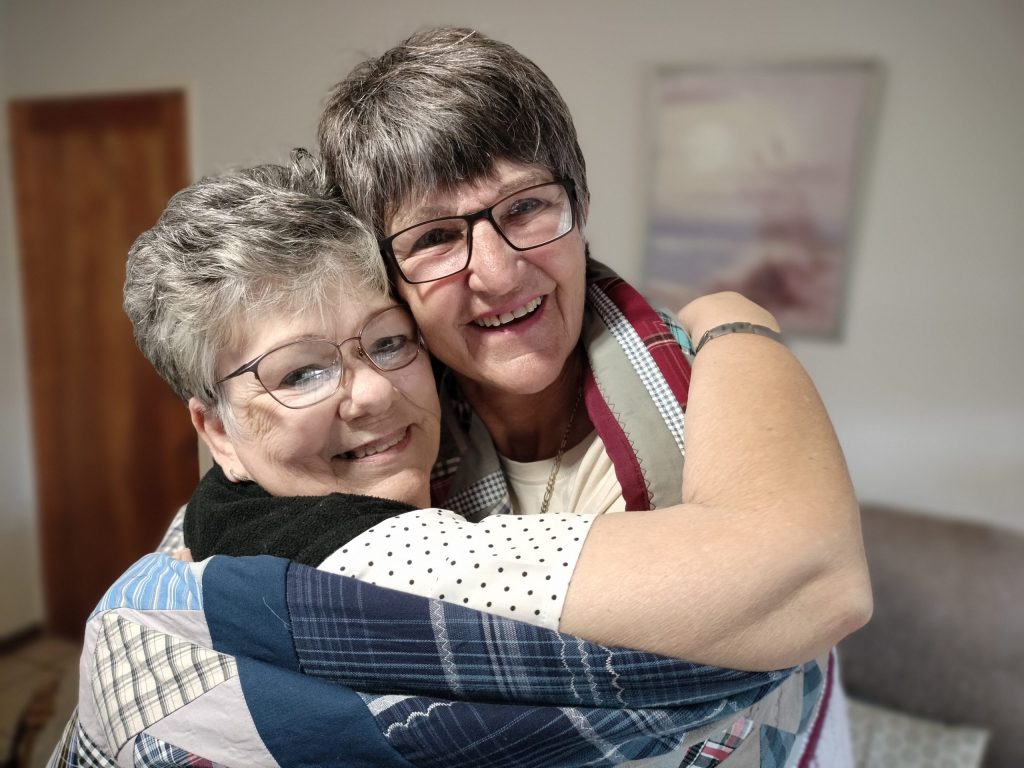'n Drukkie om dankie te sê: Hannetjie le Roux en Janet Conradie by Hannetjie se meenthuis verlede week.