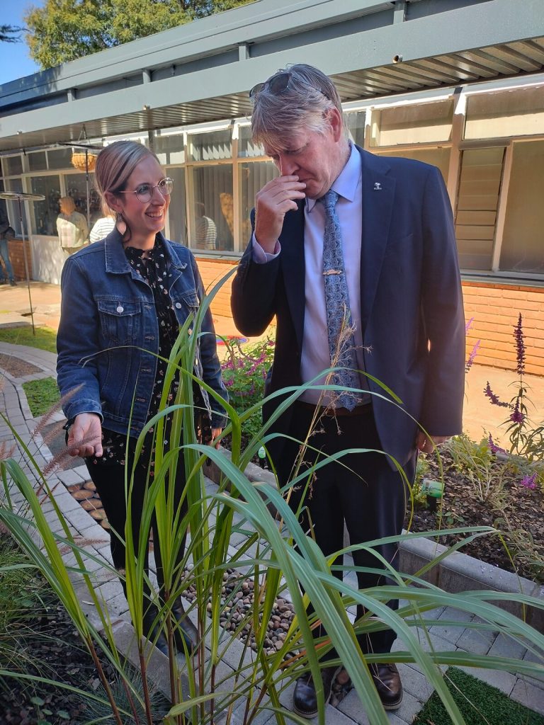 Marieta Hurn (arbeidsterapeut) en Francois van Heerden (voormalige skoolhoof) op die opening van die sensoriese tuin by Martie du Plessis. 