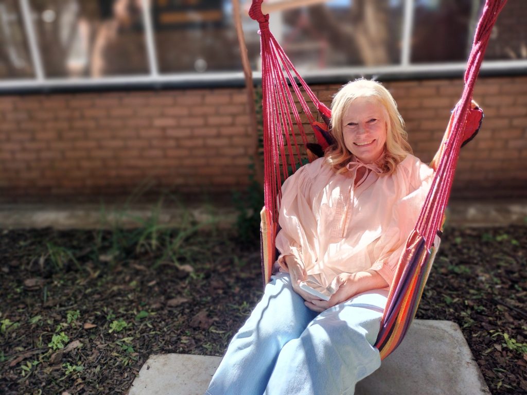 Marliza den Heyer van e-sienna Life wat gehelp het met die ontwerp van die sensoriese tuin.