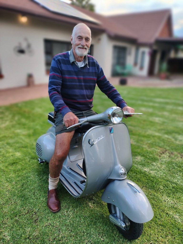 Oom Steve Oosthuizen met sy 1957 Vespa. 