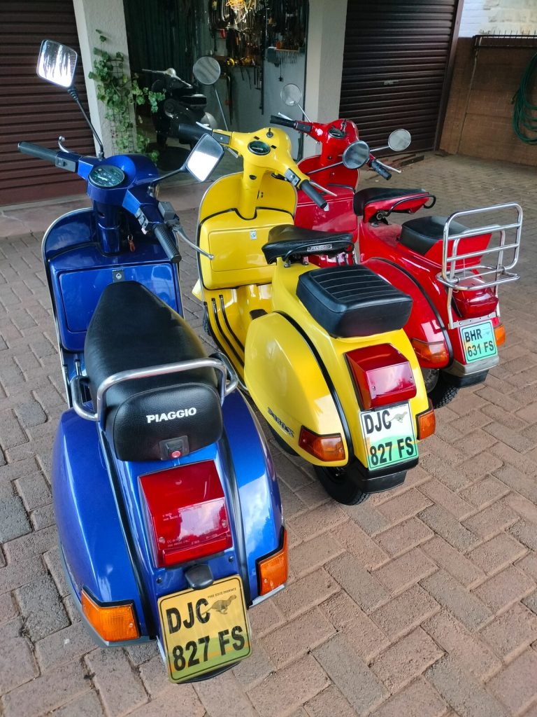 Drie kleurvolle Vespas wat oom Steve Oosthuizen opgebou het.