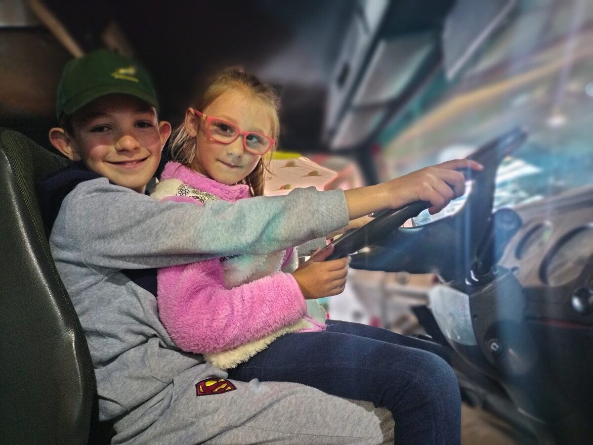 Ruben Greyling (8) en sy sussie Nina het in die brandweerwa geklim wat deur die Mangaung-brandweer by Bloemskou uitgestal word.