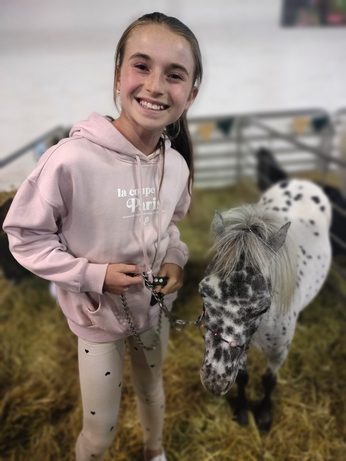 Laelynn Sadie (12) met die ponie Carmen in die FarmYard. FOTO: Lientjie Mentz