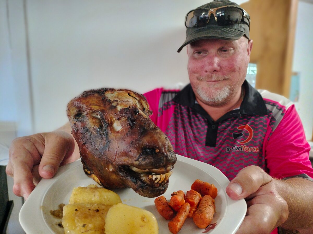 
'n Skaapfees is Maandag 27 April by Bloemskou aangebied. Theuns Badenhorst het vir hom 'n skaapkop bestel.