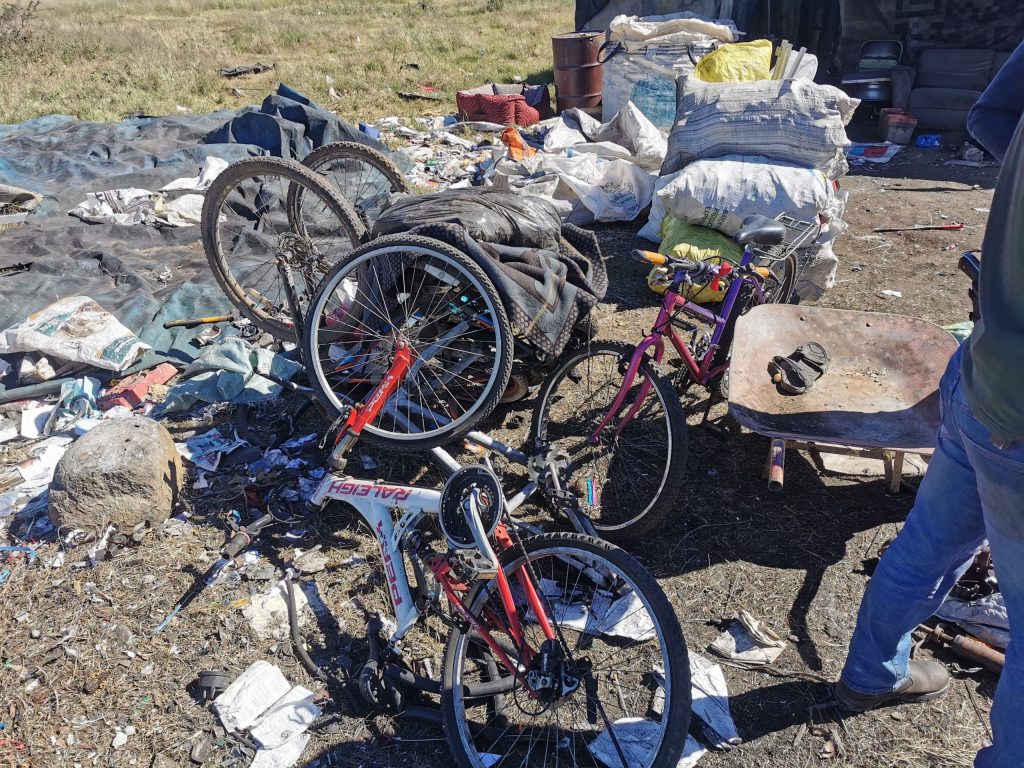 Tien mans is in hegtenis geneem op Bloemfontein se suidelike stortingsterrein.
